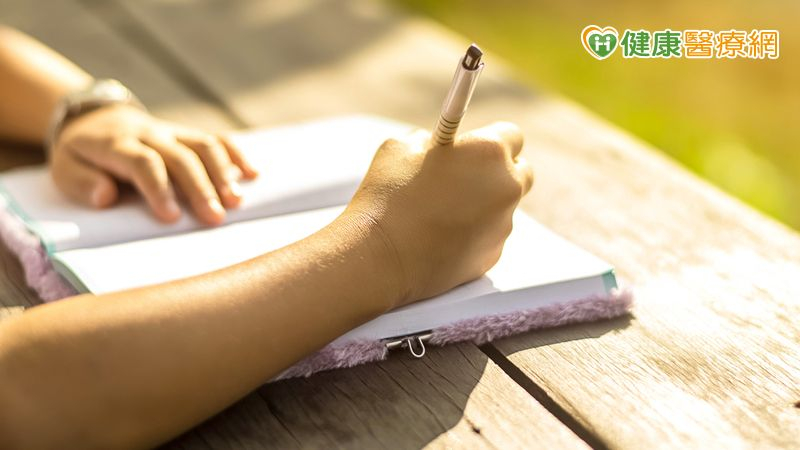 每天早上兩行字就能變幸運?專家揭一分鐘日記的神奇效應