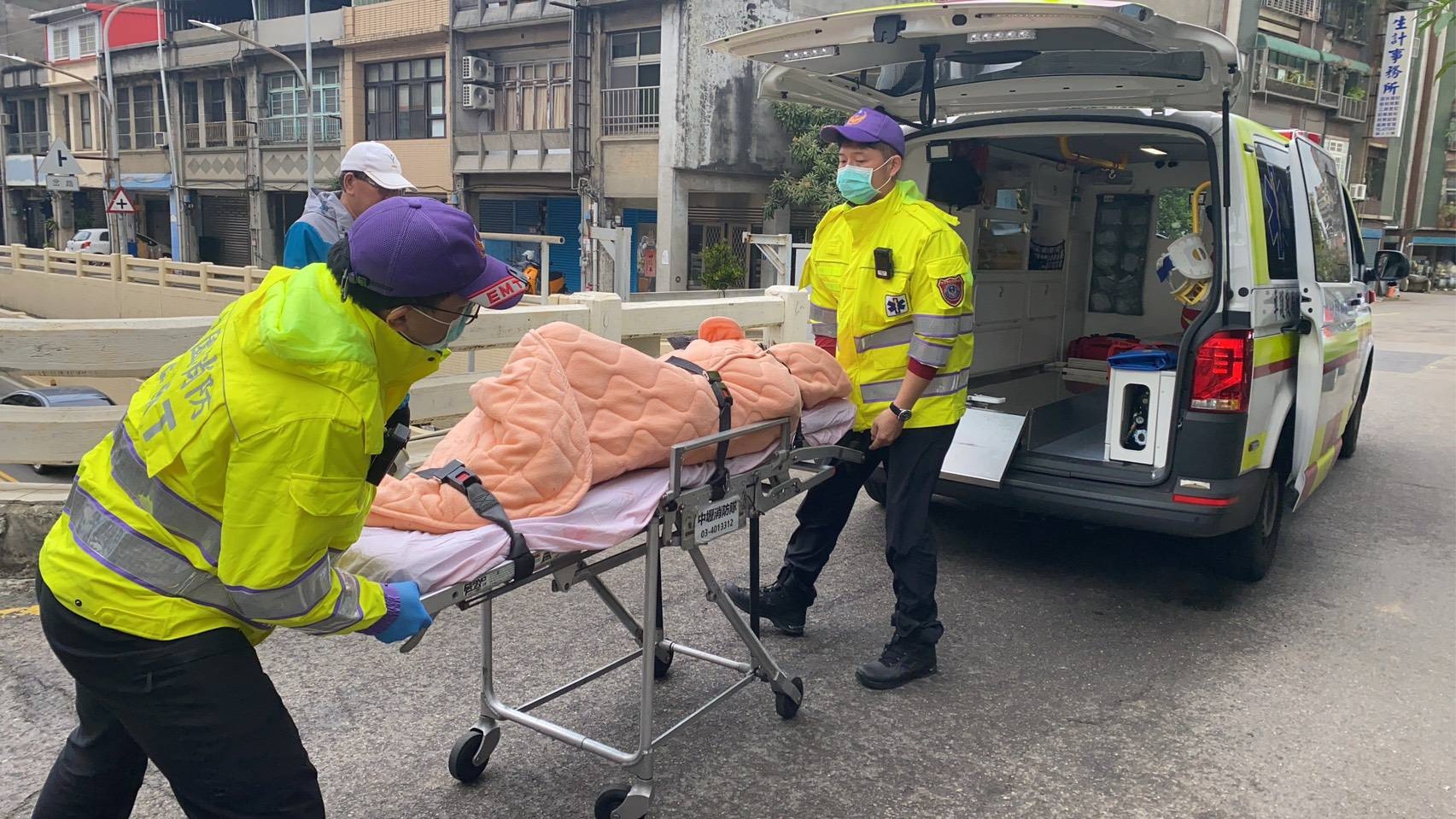 中壢龍岡地下道驚見遊民倒地 警消聯手強制送醫救命 112253 3