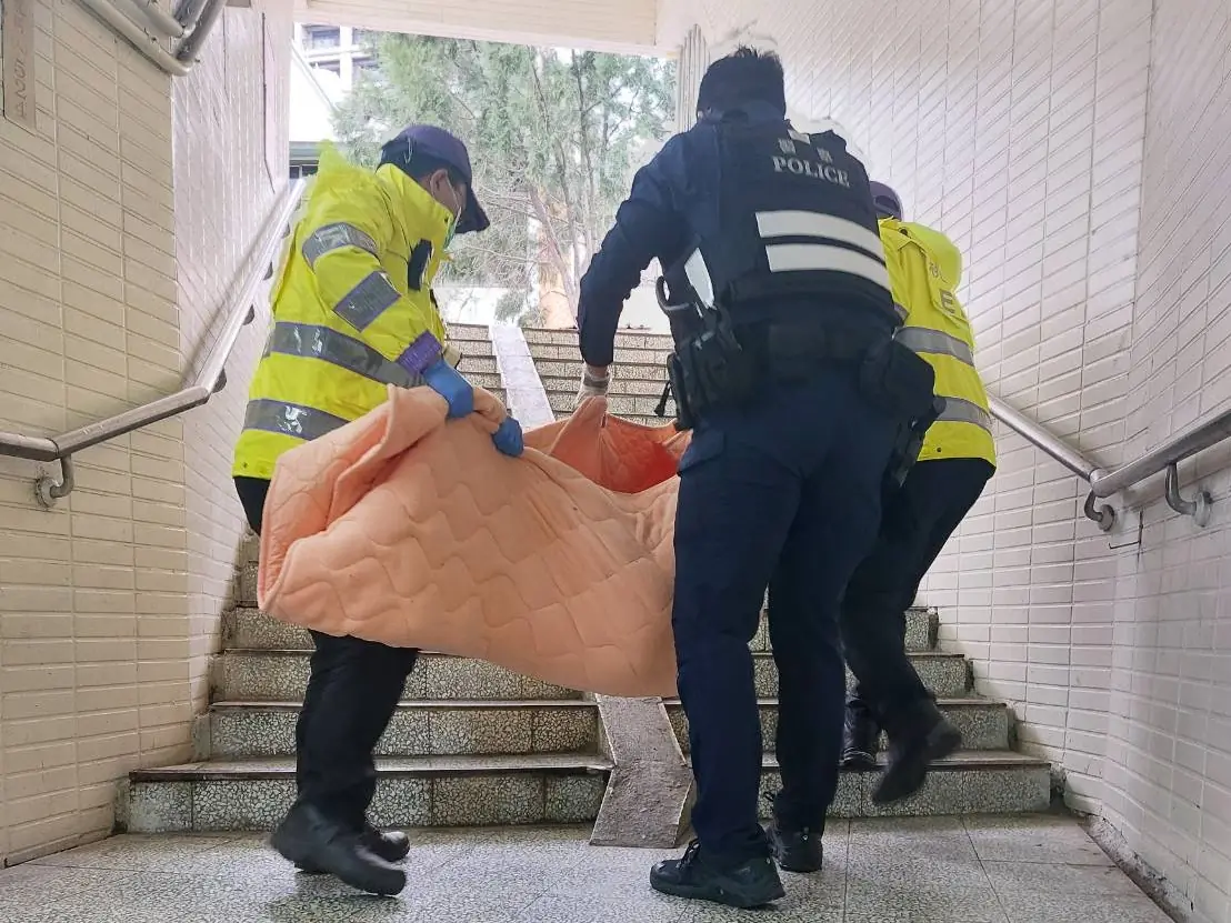 中壢龍岡地下道驚見遊民倒地 警消聯手強制送醫救命 中壢龍岡地下道驚見遊民倒地 警消聯手強制送醫救命
