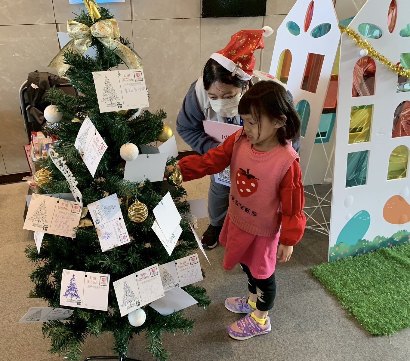 桃園5社宅設「心願聖誕樹」民眾寫祝福小卡傳遞溫暖 1213213 1