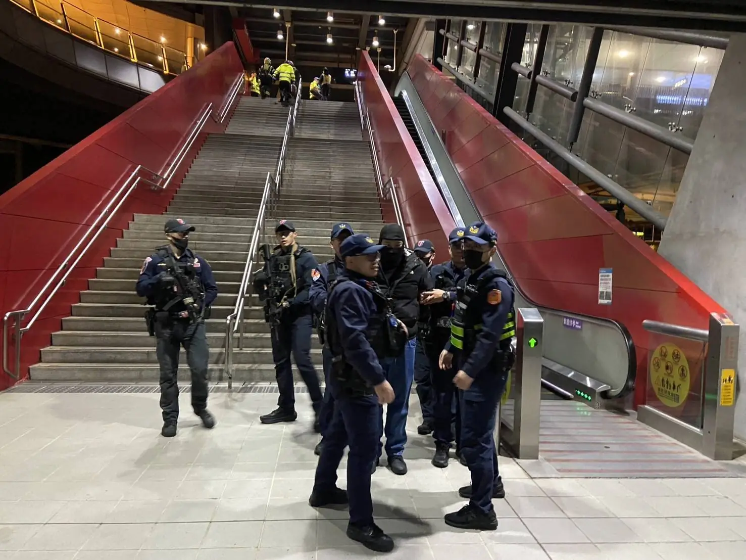 機捷A19站深夜實兵演練 模擬縱火與持刀攻擊強化聯防 機捷A19站深夜實兵演練 模擬縱火與持刀攻擊強化聯防