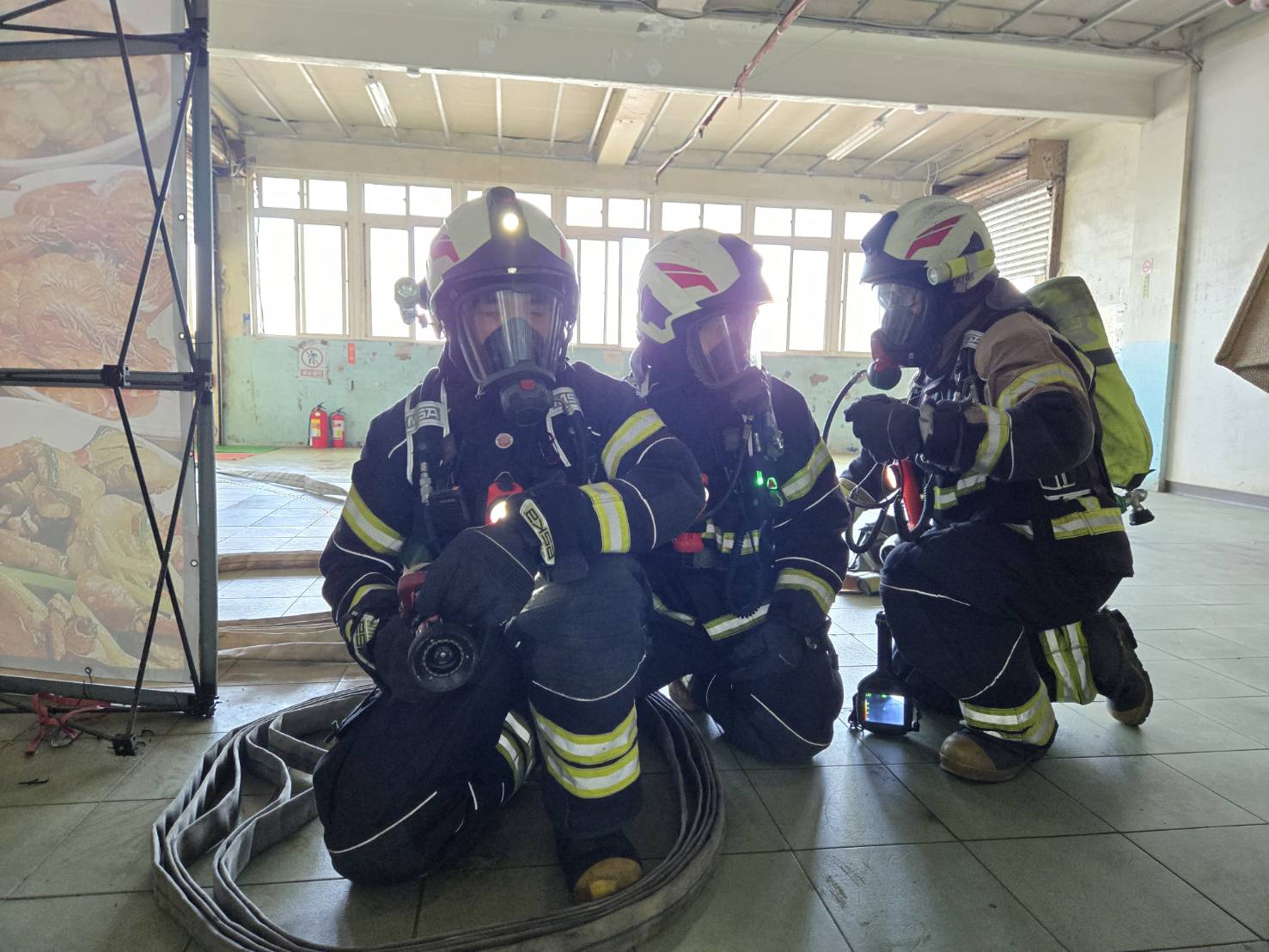 桃消竹圍分隊前進漁產品直銷中心 舉辦搶救演練、防火宣導