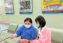 她突右肢無力確診腦中風險沒命 部桃醫:記住FAST口訣迅速判斷