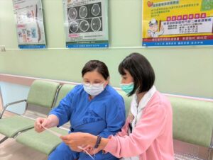 她突右肢無力確診腦中風險沒命 部桃醫：記住FAST口訣迅速判斷