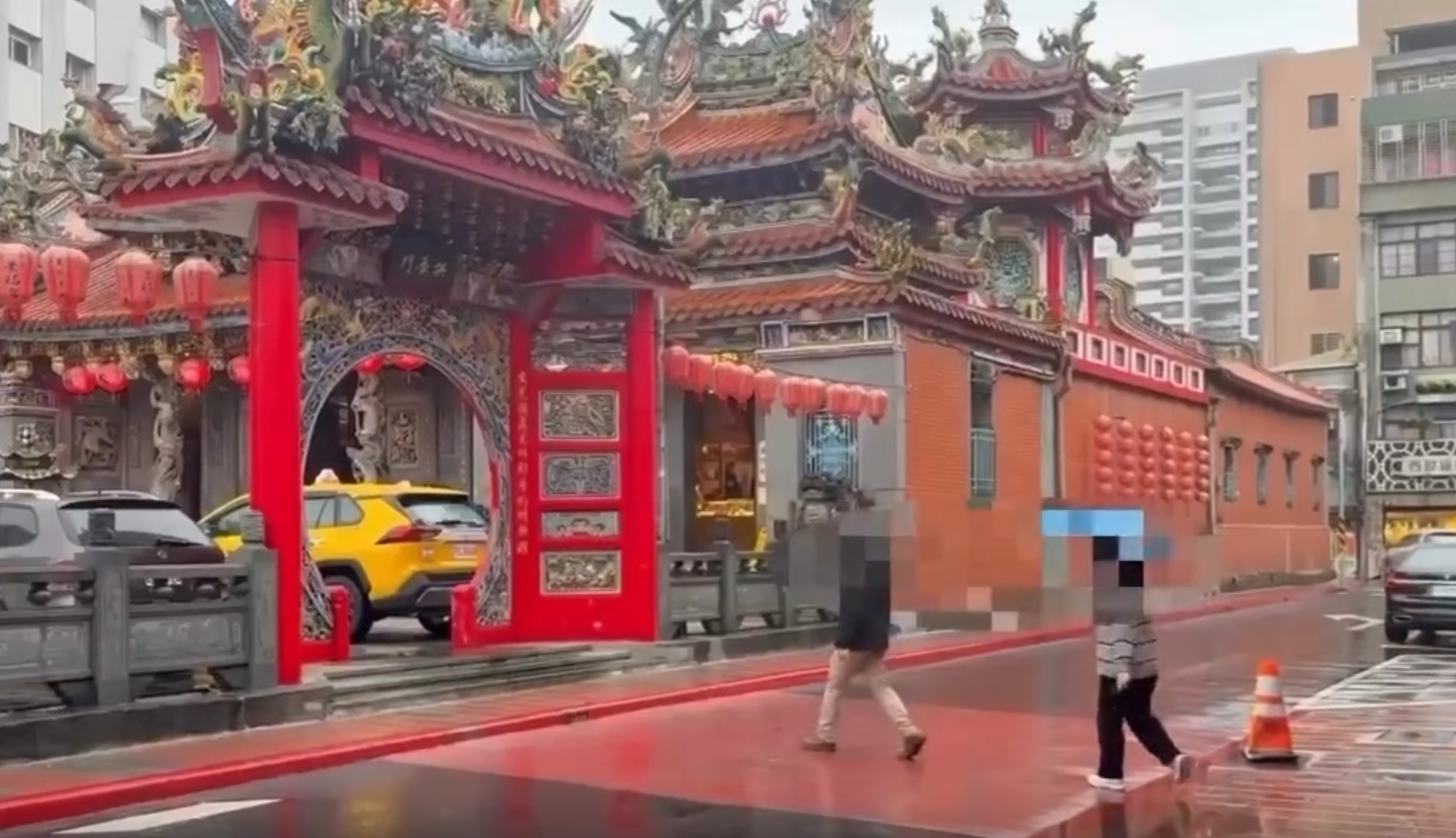 桃園大廟出現罰單陷阱?紅色鋪面誤導過馬路 黃瓊慧:9成民眾都搞錯 1767161162068 0
