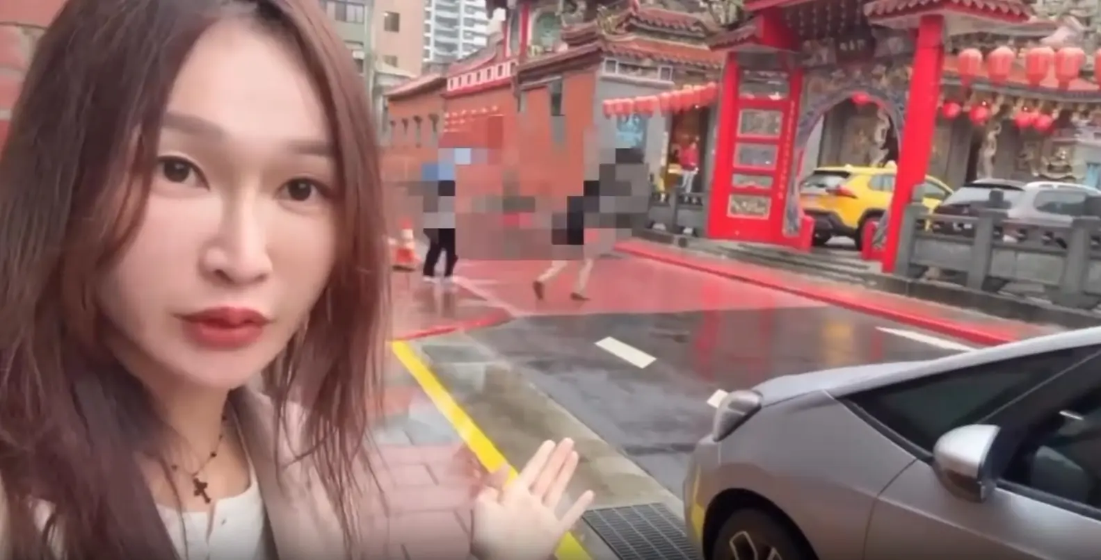 桃園大廟出現罰單陷阱?紅色鋪面誤導過馬路 黃瓊慧:9成民眾都搞錯 桃園大廟出現罰單陷阱?紅色鋪面誤導過馬路 黃瓊慧:9成民眾都搞錯