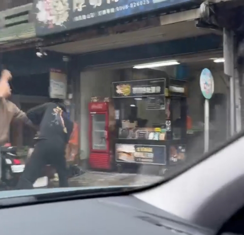 經濟問題引爆口角!龜山父竟持彎刀、鐵棍砍兒 雙方掛彩送醫 1767175626005 0