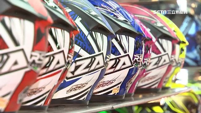 他騎機車沒戴安全帽 網友得知原因笑喊:阿伯沒有錯