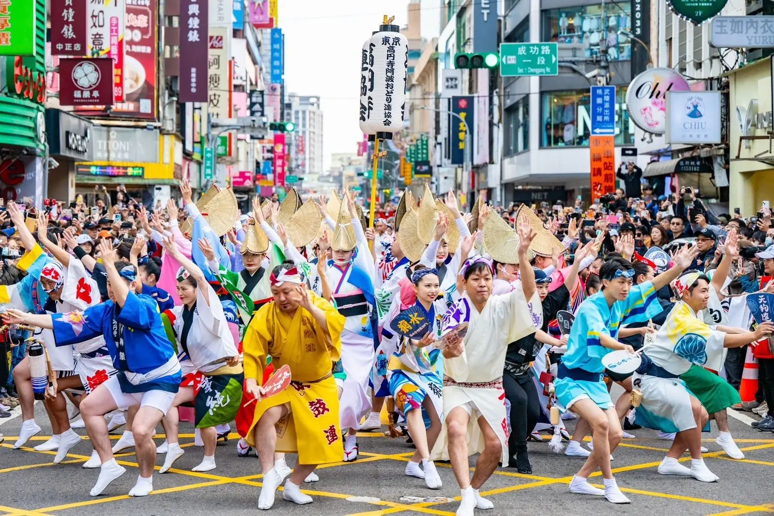 桃園人擠爆景福宮外爭睹阿波舞表演 為老城區注入新活力 桃園人擠爆景福宮外爭睹阿波舞表演 為老城區注入新活力