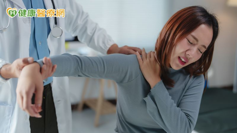 她3個月肩痛未癒 AI分析後震波治療3週大幅改善