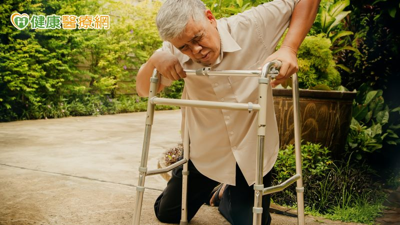 老翁膝關節疼痛腫脹難行 竟是結核菌惹的禍