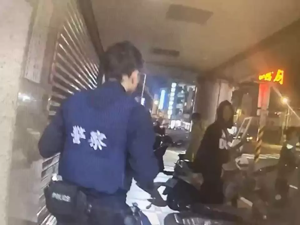 逃不掉!越籍通緝犯遇警心虛狂奔 百公尺後跌倒遭制伏 逃不掉!越籍通緝犯遇警心虛狂奔 百公尺後跌倒遭制伏