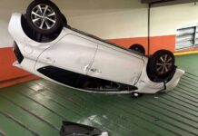 下坡道擦撞牆壁翻覆 桃園女子停車場驚險逃生