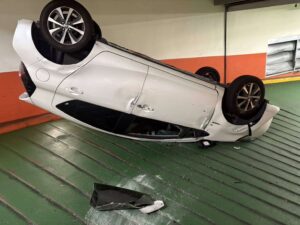 下坡道擦撞牆壁翻覆 桃園女子停車場驚險逃生