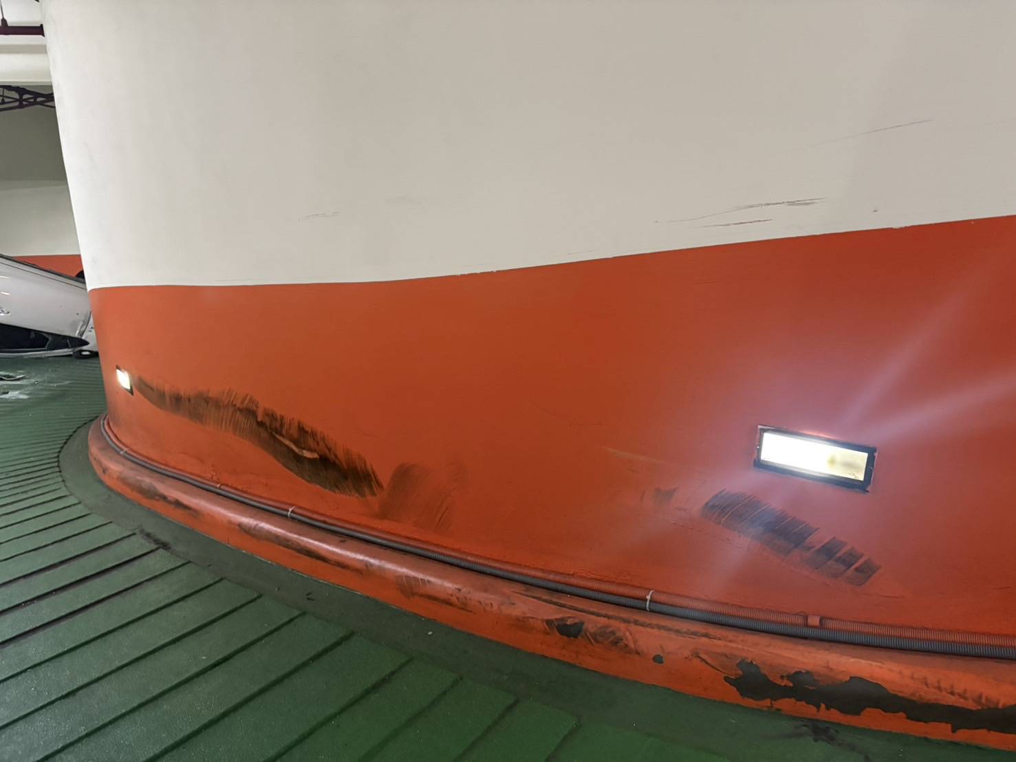 下坡道擦撞牆壁翻覆 桃園女子停車場驚險逃生 2383190 0