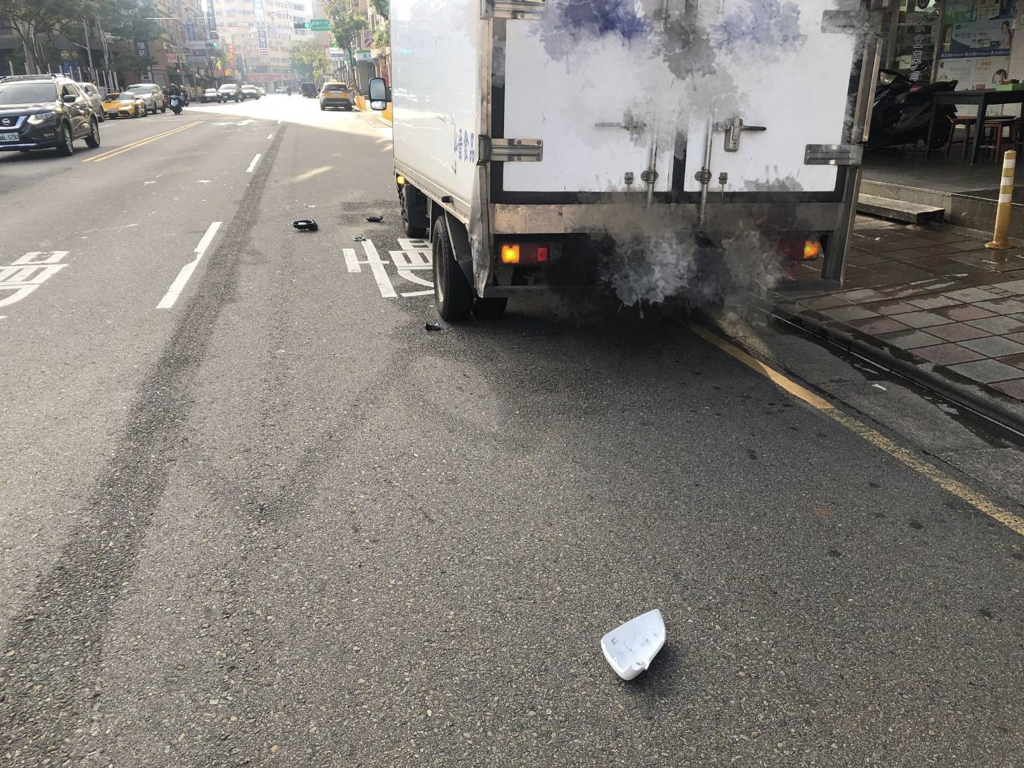 左轉擦撞路邊貨車後肇逃 警調監視器循線逮人 2392561 0