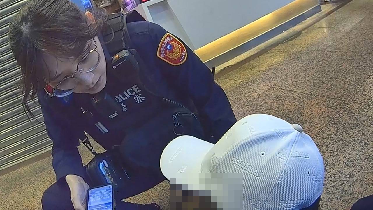 桃園賣場男子見警狂奔跳扶梯 因通緝身分急逃仍被逮 2398747 0