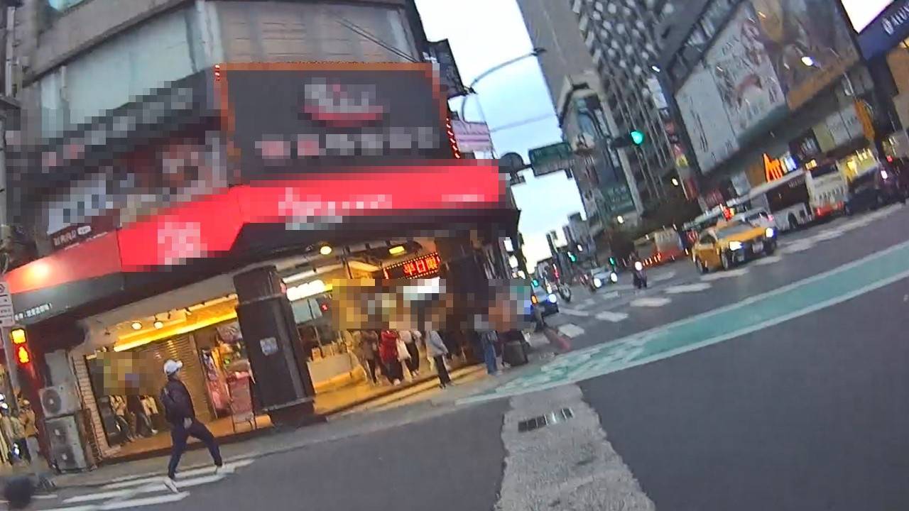 桃園賣場男子見警狂奔跳扶梯 因通緝身分急逃仍被逮 2398748 0