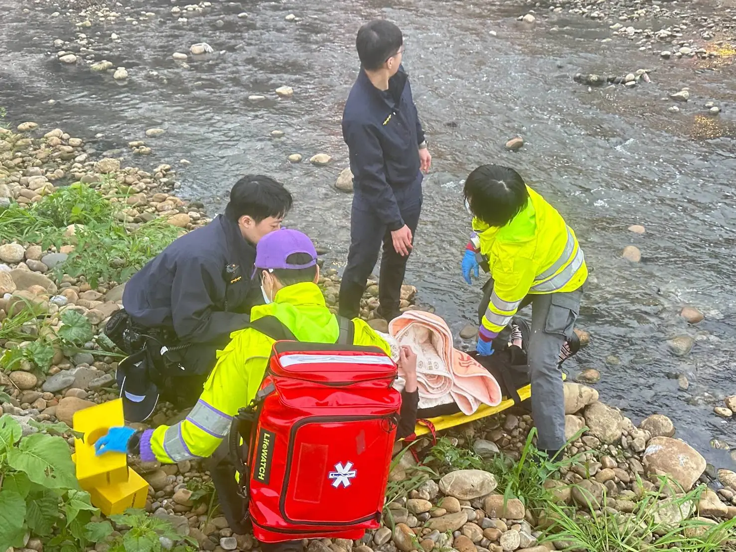 桃園越籍女疑打電話吵架太激動 墜橋摔進南崁溪全身多處擦傷送醫 2409521