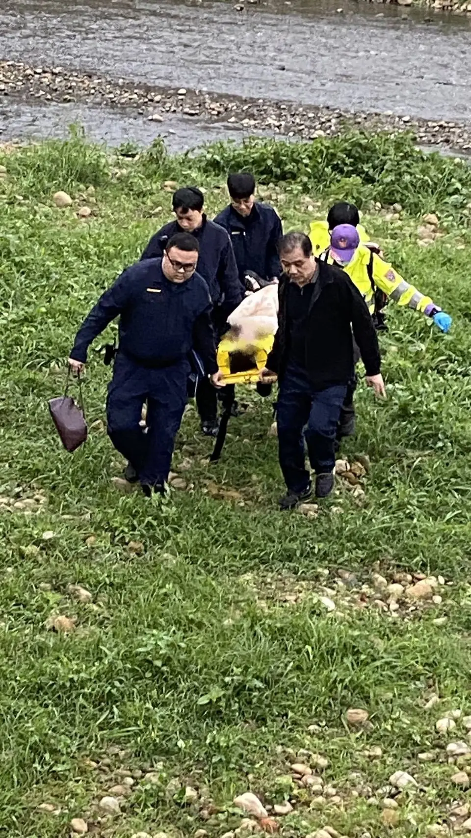 桃園越籍女疑打電話吵架太激動 墜橋摔進南崁溪全身多處擦傷送醫 2409523
