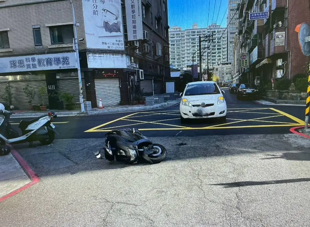 桃園女開車疑未禮讓!路口擦撞機車 騎士連人帶車倒地受傷 2410751 0