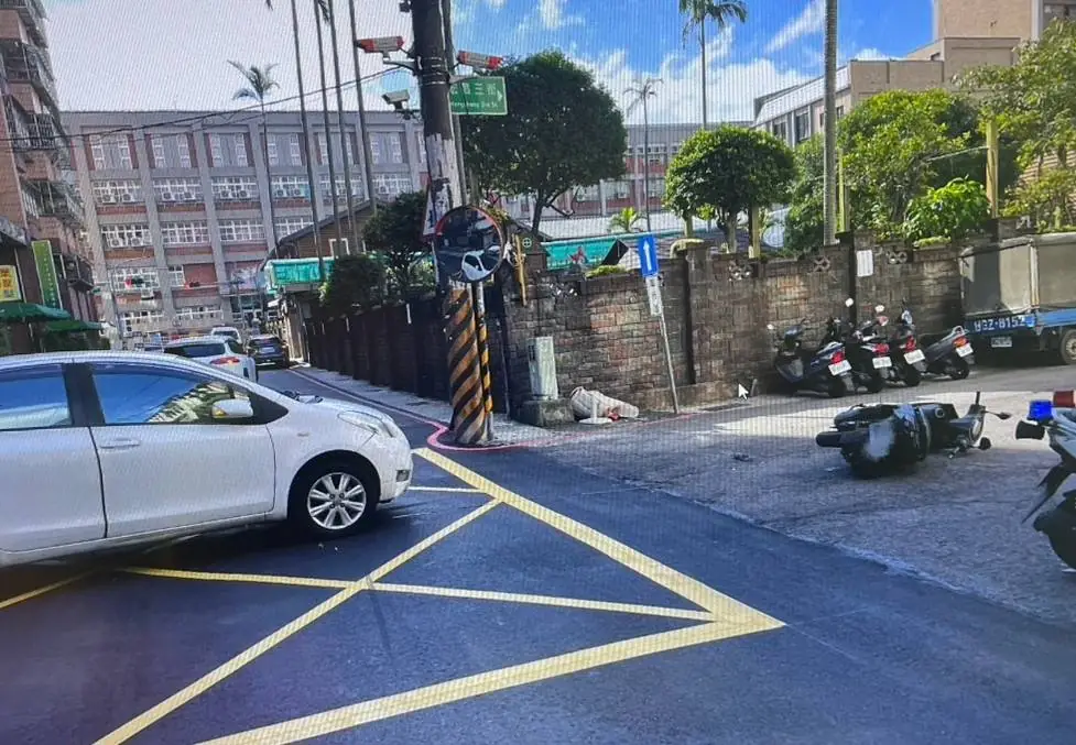 桃園女開車疑未禮讓!路口擦撞機車 騎士連人帶車倒地受傷 2410752 0