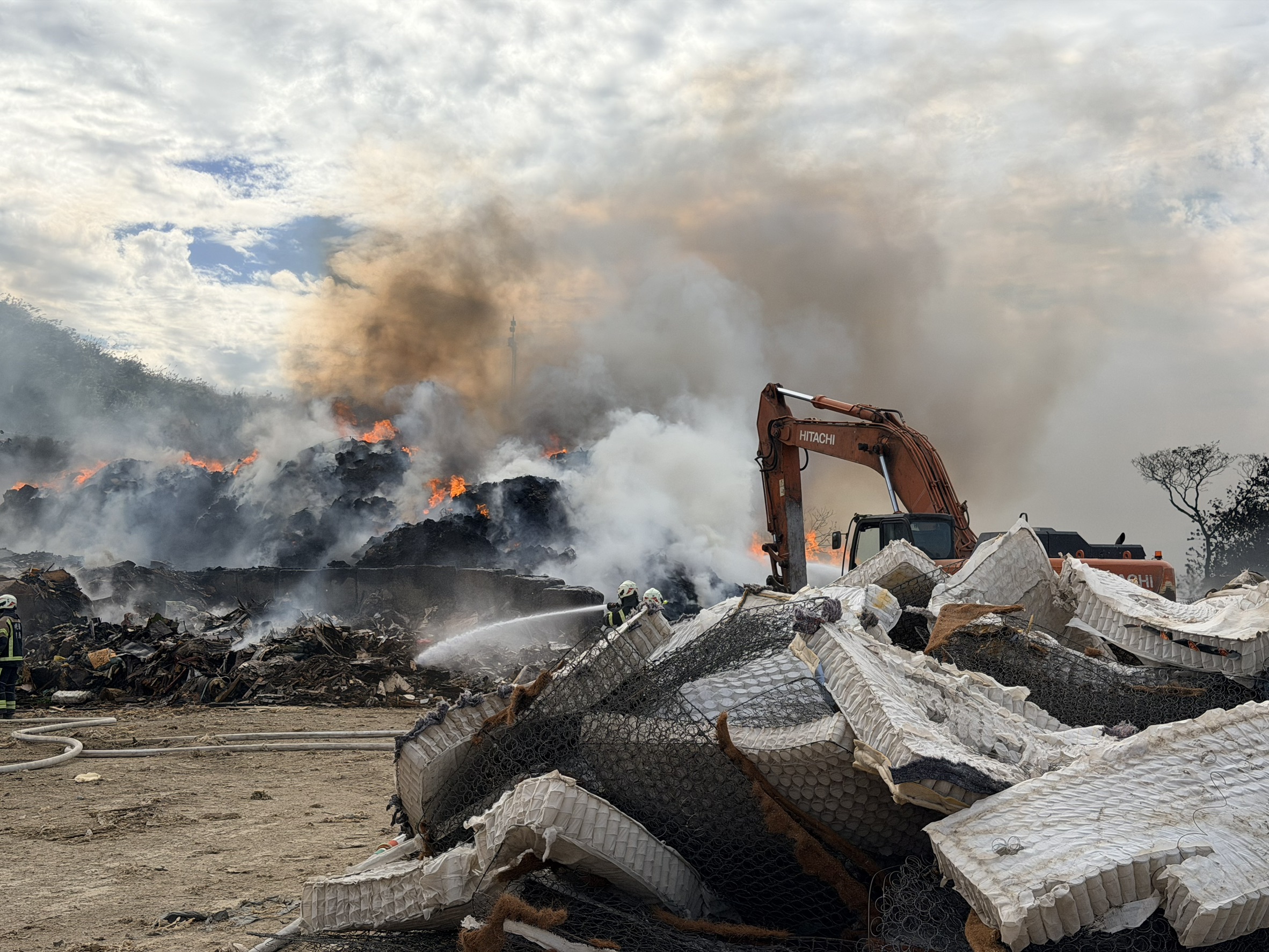 八德大安垃圾掩埋場火警 消防34人12車灌救中 27f41cb4861102cf24e3a282f82e76de755bed8 0