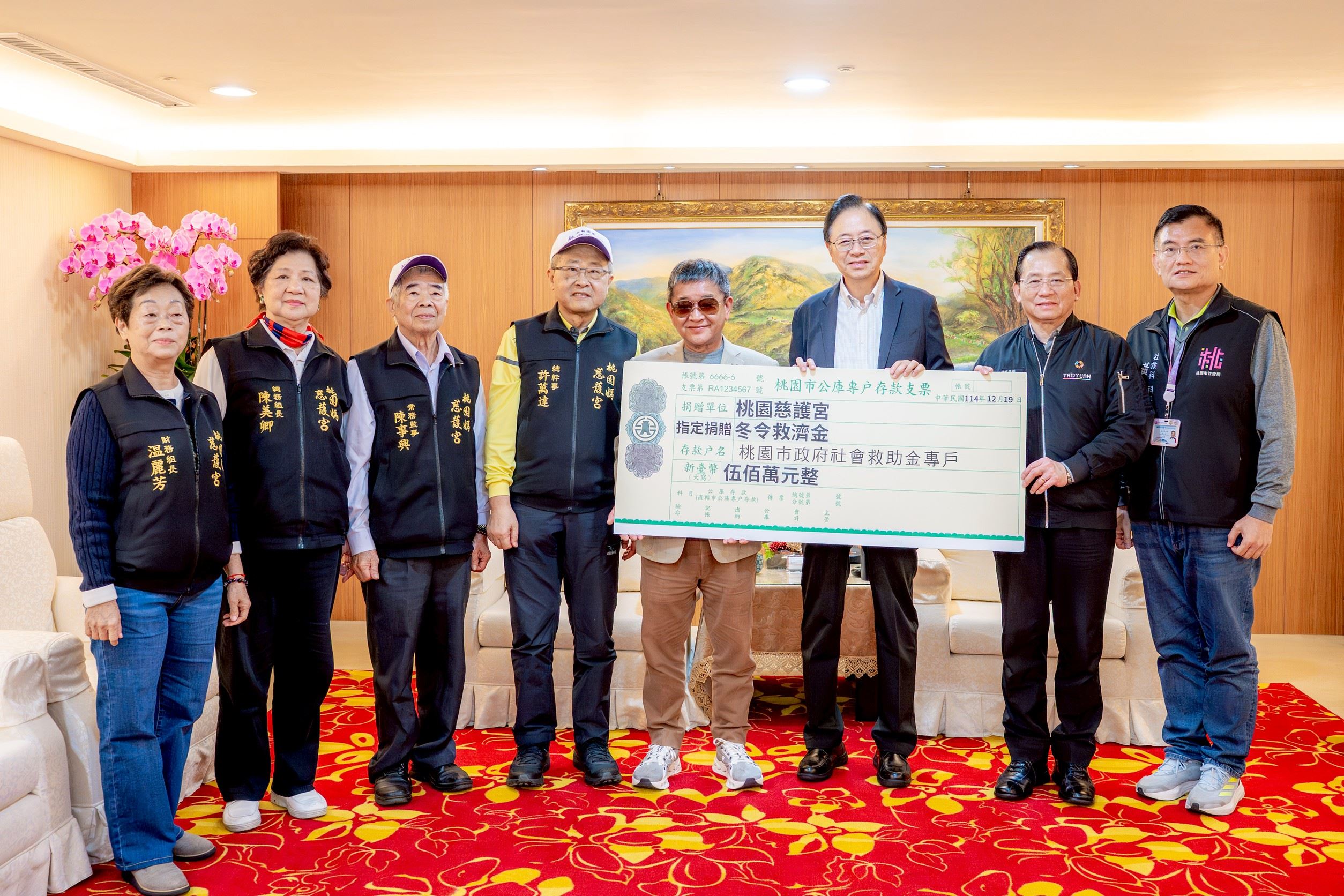 桃園慈護宮寒冬送暖 贈市府5百萬救濟金盼助弱勢度難關