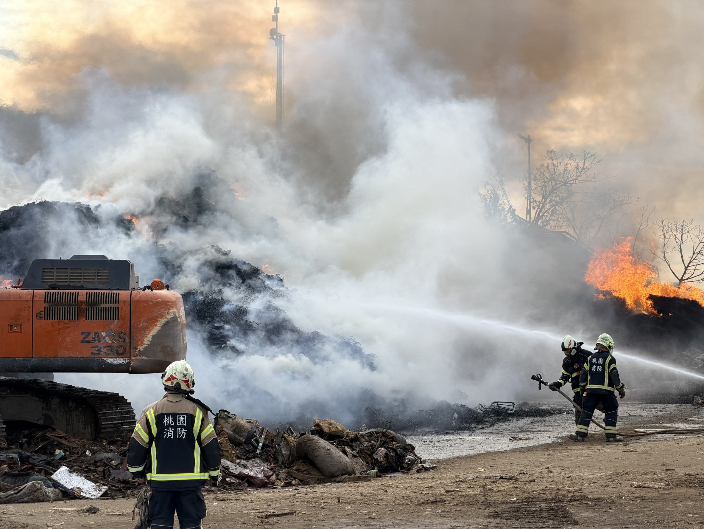 八德大安垃圾掩埋場火警 消防34人12車灌救中