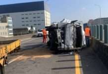 觀音台61砂石車變換車道釀禍 小貨車遭撞翻覆1人受傷送醫