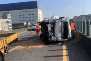 觀音台61砂石車變換車道釀禍 小貨車遭撞翻覆1人受傷送醫