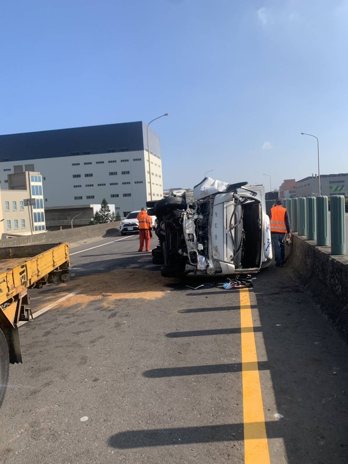觀音台61砂石車變換車道釀禍 小貨車遭撞翻覆1人受傷送醫 406612 0