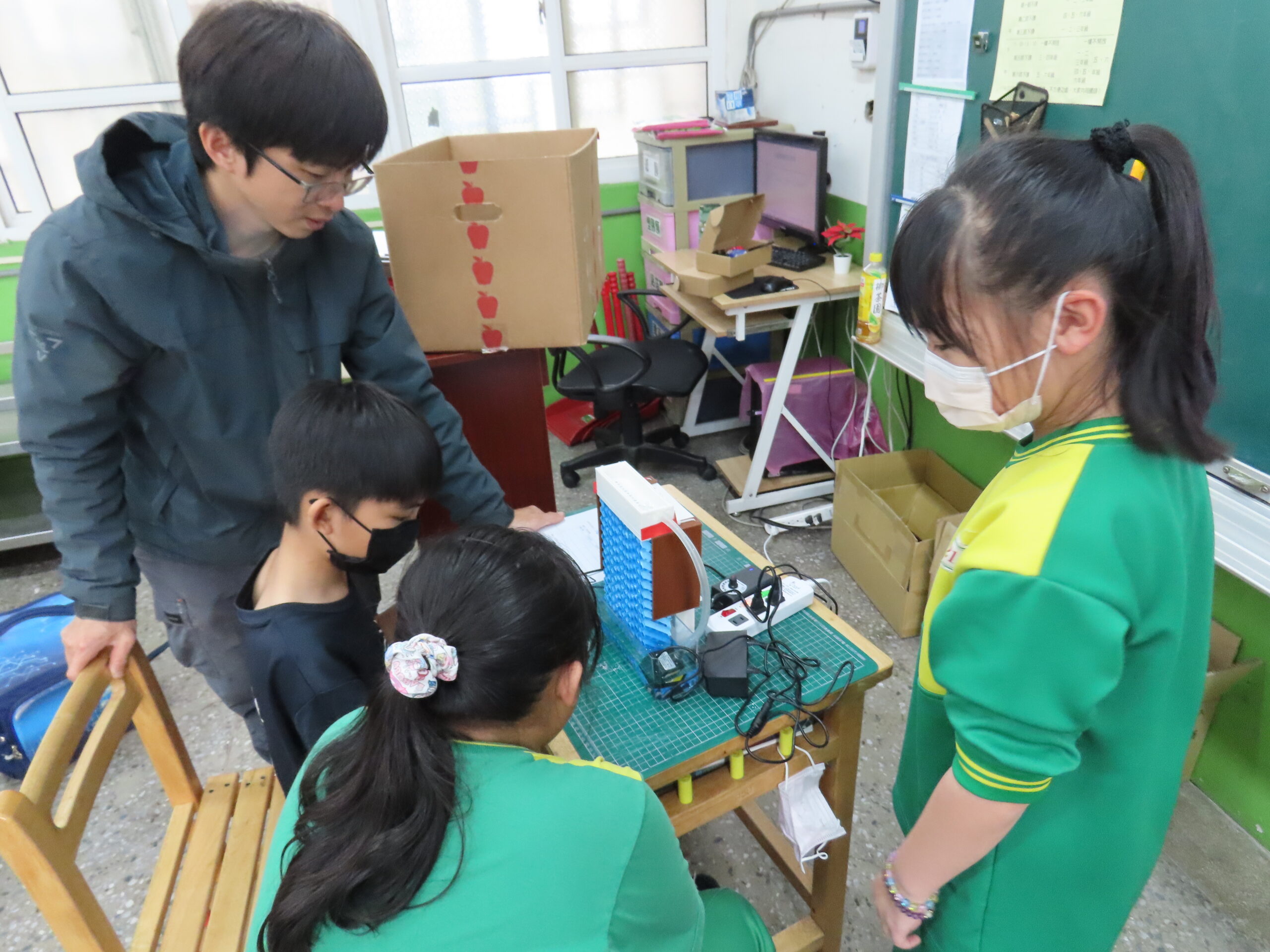 草莓園變教室!八德廣興國小用「水簾科技」培養學子永續思維 4546846513 2 scaled