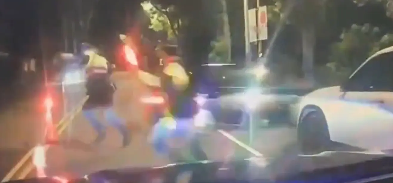 【有片】驚險!桃園大溪汽車過彎失控 2員警「神反應」急跳開 【有片】驚險!桃園大溪汽車過彎失控 2員警「神反應」急跳開