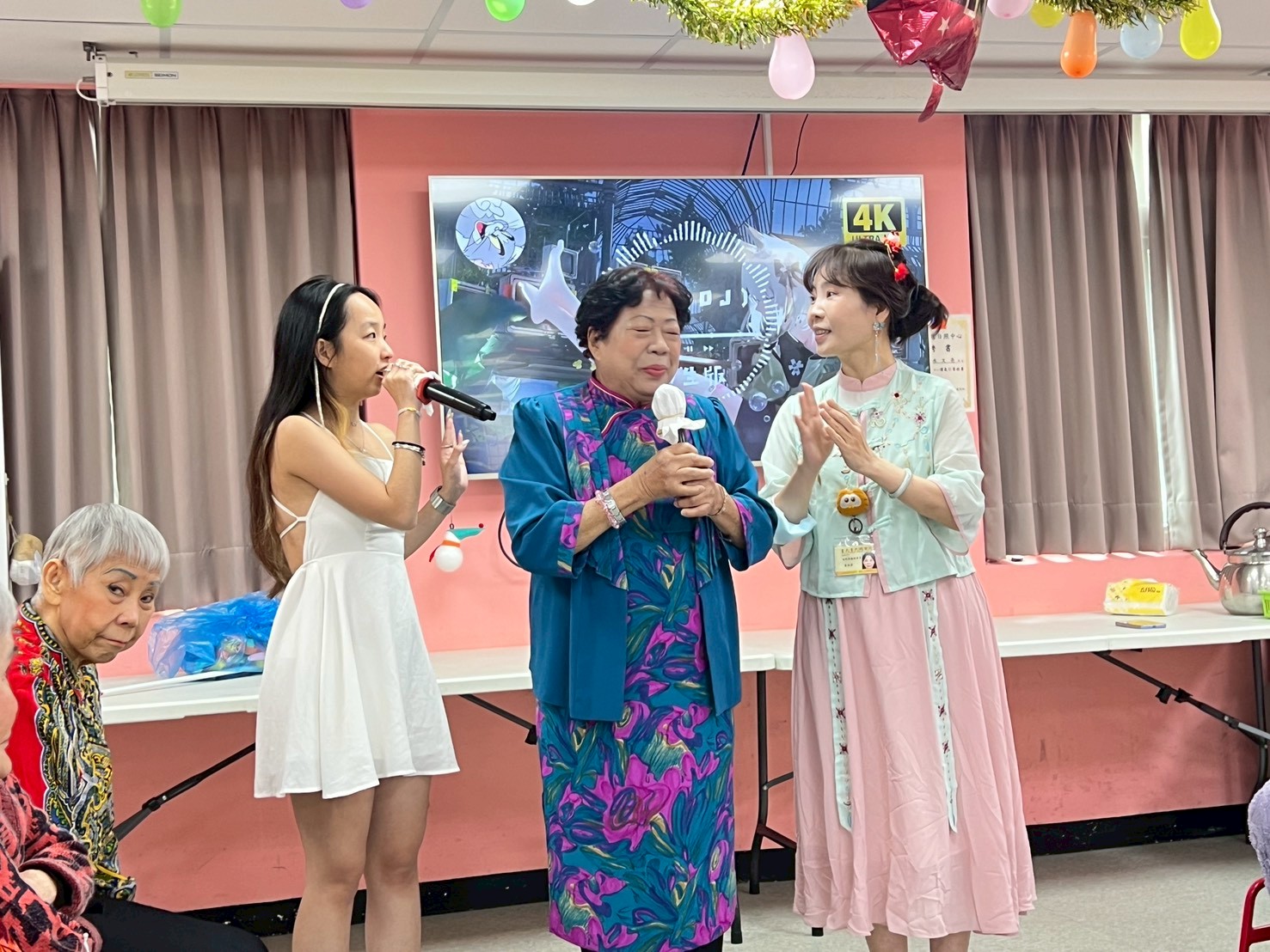 北榮桃分院桃喜居舉辦「年終化妝舞會」長輩換裝走秀展現活力 456456465 3