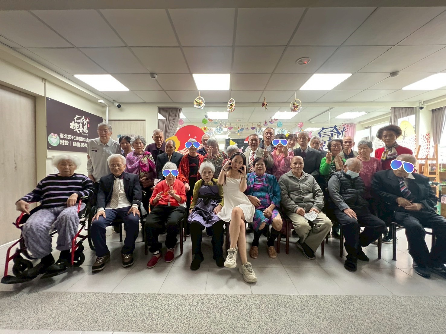 北榮桃分院桃喜居舉辦「年終化妝舞會」長輩換裝走秀展現活力