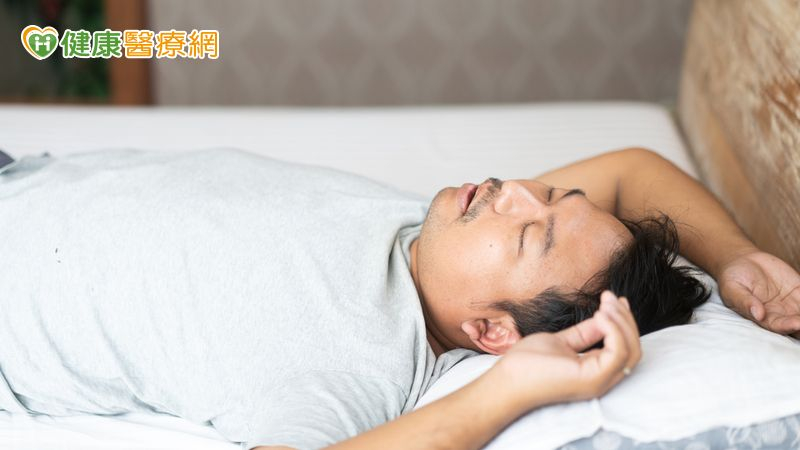 60歲後患病率飆4成!醫揭「睡眠呼吸中止症」傷害 比酒駕更致命