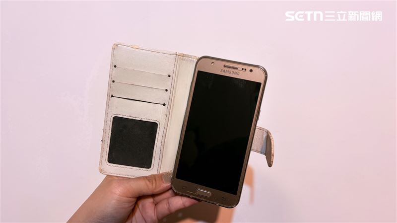 「掀蓋式手機殼」捲土重來?年輕人讚有這些優點