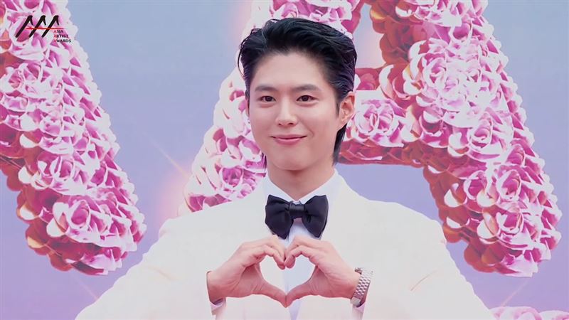 朴寶劍帥穿黑白西裝走紅毯 現場粉絲尖叫失控