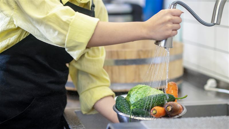 鹽水、洗米水都錯了?專家揭洗菜「最有效方法」