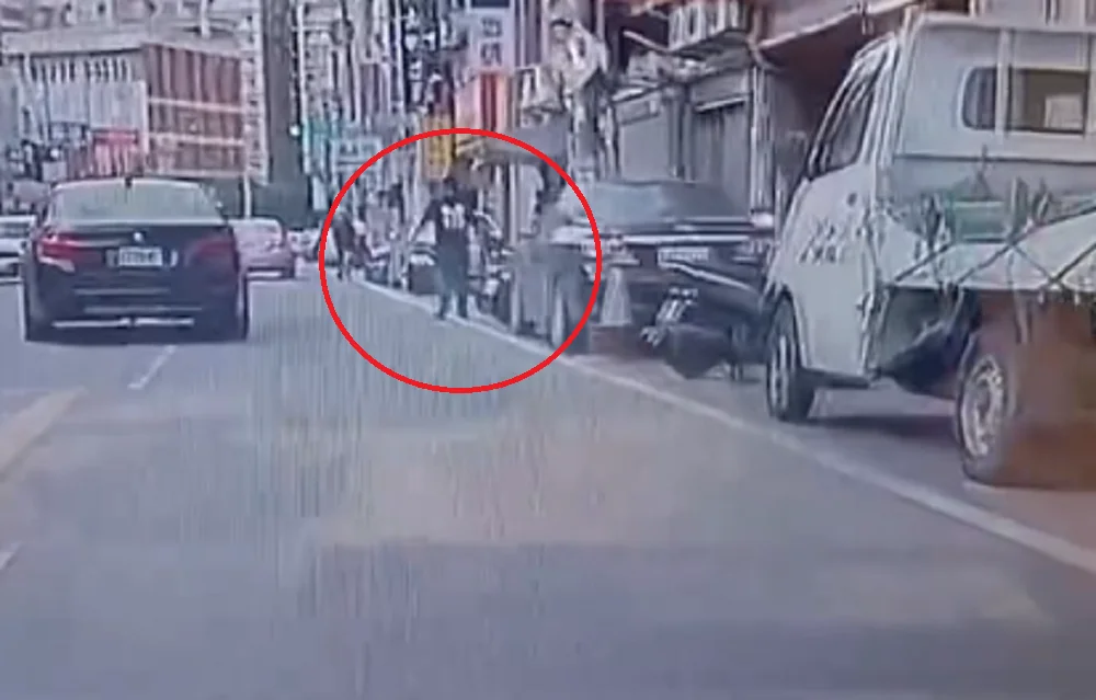 傻眼!桃園男被按喇叭遷怒路人 當街揮刀驚動警方 傻眼!桃園男被按喇叭遷怒路人 當街揮刀驚動警方