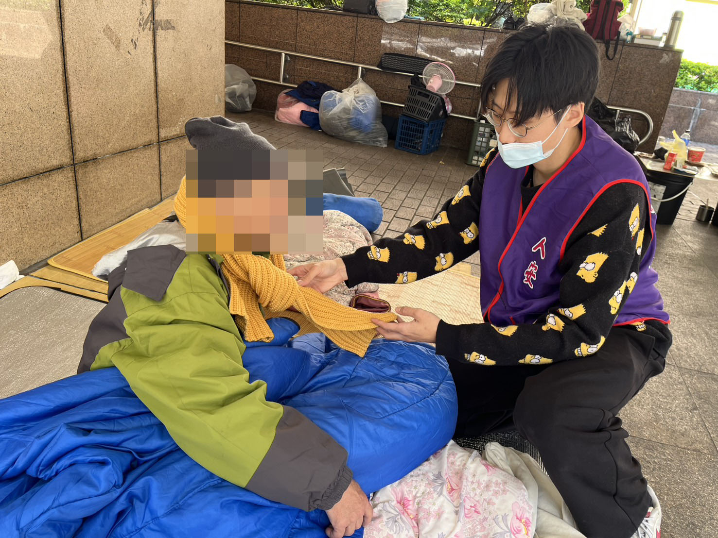冷氣團發威!人安基金會關懷街友 發放保暖物資