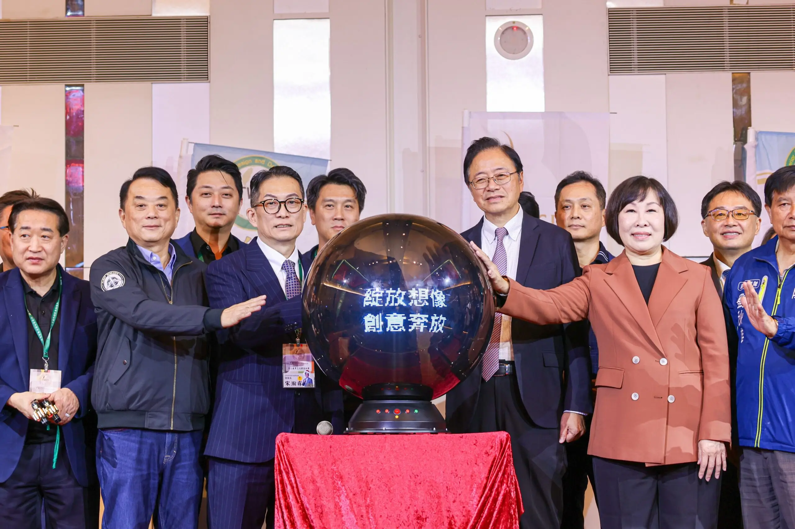 張善政肯定鈦美獎深化城市美學 盼呼應台灣設計展為桃園累積設計能量 張善政肯定鈦美獎深化城市美學 盼呼應台灣設計展為桃園累積設計能量