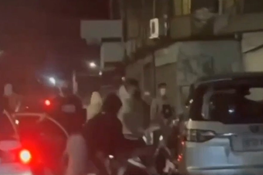 【有片】疑陣頭糾紛 楊梅男凌晨烙人砸車報復