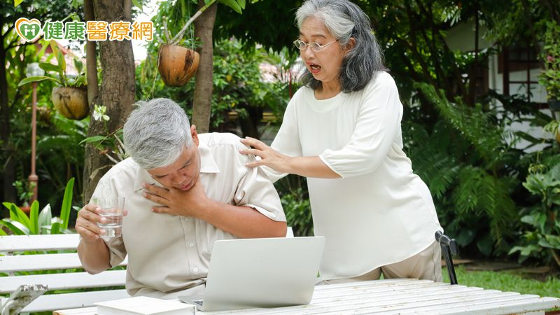 七旬翁被家人傳染流感！自行買成藥拖延治療　病情急轉插管搶命