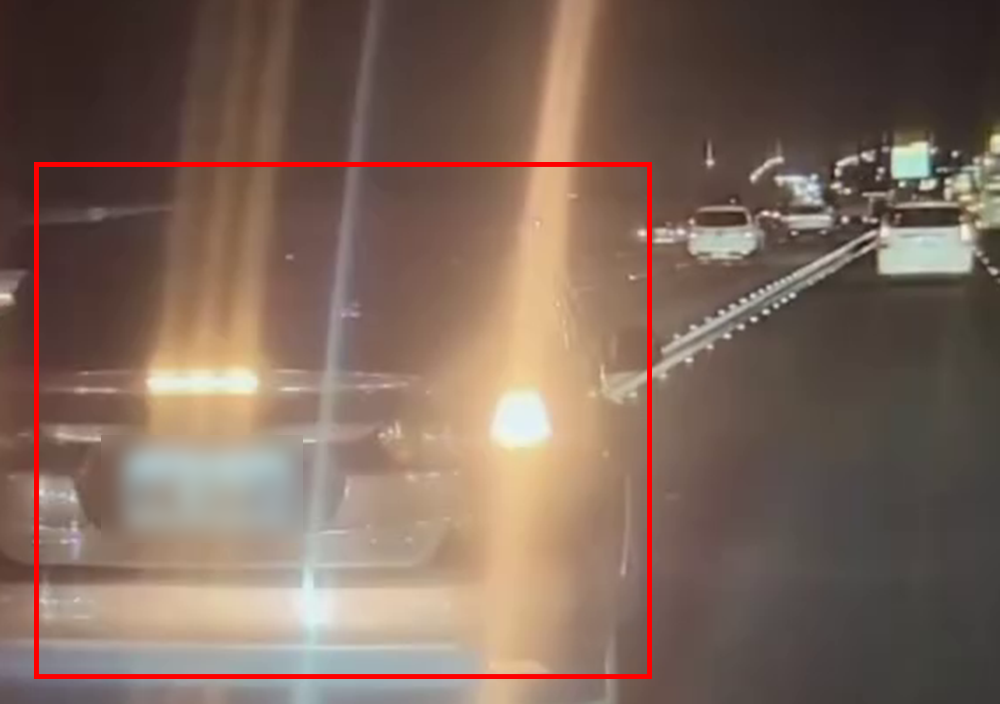 【有片】扯!國1五楊高架小客車「卡在路中」硬切車道 最高可罰3萬6 6zg565g