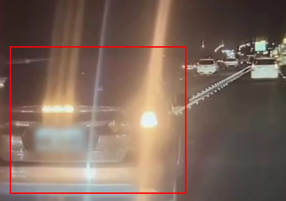 【有片】扯!國1五楊高架小客車「卡在路中」硬切車道 最高可罰3萬6 【有片】扯!國1五楊高架小客車「卡在路中」硬切車道 最高可罰3萬6
