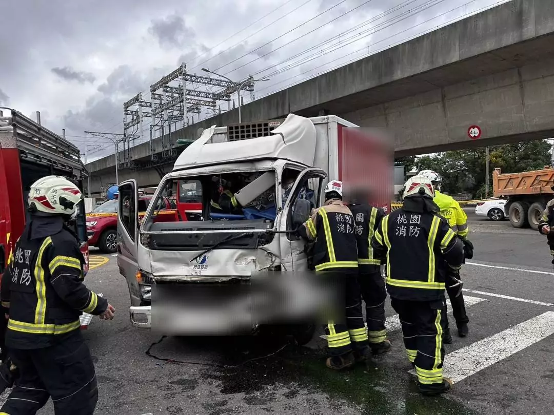 【有片】猛撞違規轉彎砂石車 蘆竹小貨車司機骨折送醫 733256
