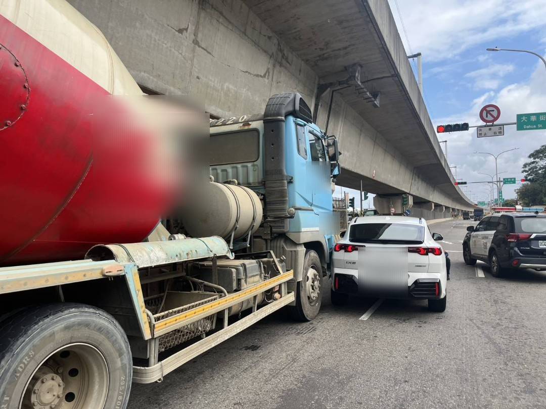 【有片】猛撞違規轉彎砂石車 蘆竹小貨車司機骨折送醫 733259