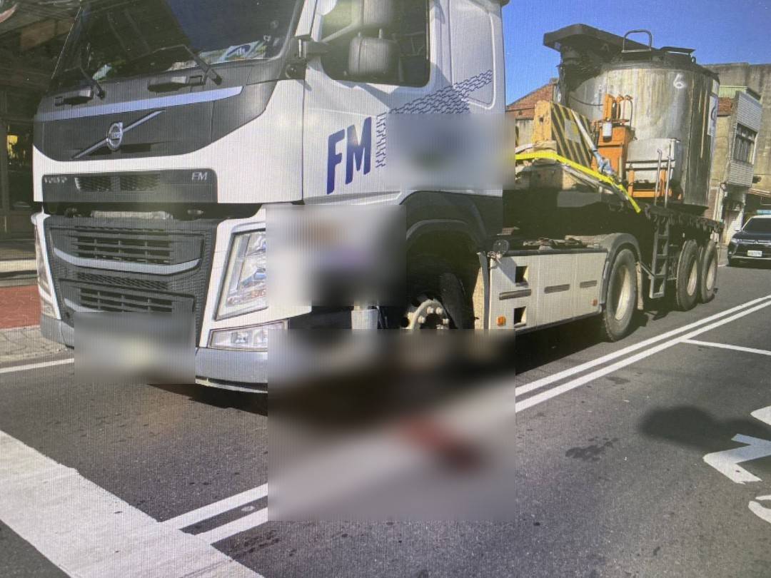 蘆竹曳引車疑因視線死角擦撞YouBike 女騎士骨折送醫 738036